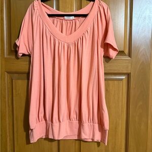 Zenana Outfitters Peach Short-Sleeve V-Neck Tunic Top. PTP 26.